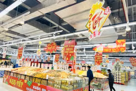 Supermercados de Hanoi preparan productos para vacaciones de Tet