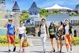 Flujo de turistas internacionales en Vietnam continúa aumentando en agosto