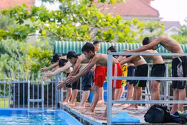 Niños desfavorecidos en Hanoi reciben curso gratuito de natación