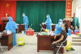 Hanoi corre a contrarreloj para testear a grupos de alto riesgo del COVID-19
