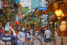 La 'calle del tren' en Hanoi vuelve a animarse tras la pandemia