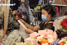 Mayor mercado de flores de Hanoi bullicioso en el Día de la Mujer vietnamita