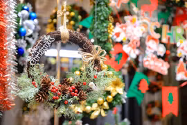 Adornos navideños embellecen calle Hang Ma