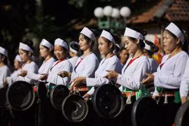 Preservan belleza única de trajes de mujeres de la etnia Muong