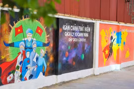 Mural de propaganda sobre lucha contra el COVID-19 en Hanoi