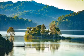 Contemplan belleza del lago Pa Khoang en provincia vietnamita de Dien Bien