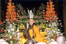 Seguidores budistas vietnamitas lloran muerte del maestro zen Thich Nhat Hanh