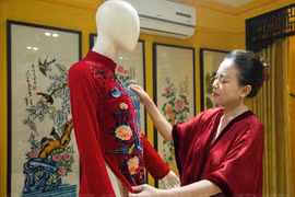 Pinturas folclóricas vietnamitas inspiran diseño de Ao Dai