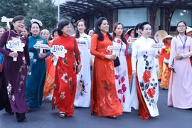 Mujeres vietnamitas afianzan su papel en desarrollo social