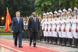 El secretario general del Partido Comunista y presidente de Vietnam, To Lam, preside la ceremonia de bienvenida al jefe de Estado de Guinea-Bissau, Umaro Sissoco Embaló, (Foto: VNA)