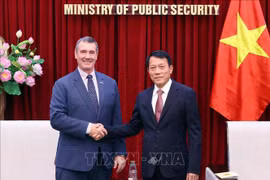 El coronel general Luong Tam Quang, viceministro de Seguridad Pública de Vietnam, recibe a David Pekoske, director de la Administración de Seguridad del Transporte del Departamento de Seguridad Nacional de Estados Unidos. (Foto: VNA)