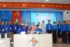 Las organizaciones juveniles de la ciudad de Da Nang y la localidad laosiana de Salavan firman el memorando de entendimiento. (Foto: VNA)