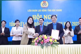 La Confederación de los Trabajadores de Bac Giang firma con el Grupo HOGI un acuerdo de cooperación sobre un programa de bienestar para los sindicalistas y trabajadores. (Foto: VNA)