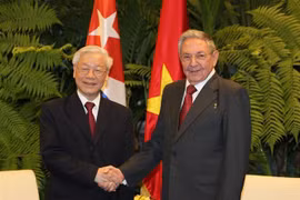 El primer secretario del Comité Central del Partido Comunista de Cuba y presidente de los Consejos de Estado y de Ministros, Raúl Castro, recibe al secretario general Nguyen Phu Trong, durante su visita al país caribeño en 2018. (Foto: VNA)