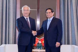 El primer ministro vietnamita, Pham Minh Chinh, y el viceprimer ministro chino, Zhang Guoqing. (Foto: VNA)