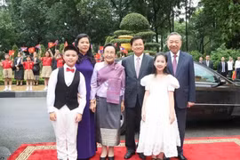 El secretario general del Partido Comunista y presidente de Vietnam, To Lam; el secretario general del Partido Popular Revolucionario y presidente de Laos, Thongloun Sisoulith, y sus esposas en el acto de bienvenida. (Foto: VNA)
