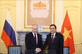 El presidente de la Asamblea Nacional, Tran Thanh Man, se reúne con el presidente de Rusia, Vladimir Putin. (Foto: VNA)