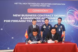 El director ejecutivo de Viettel High Tech, Nguyen Vu Ha, y Cesar J. Manuel Jr., director general de ContactPoint, firman el contrato. (Foto: VNA)