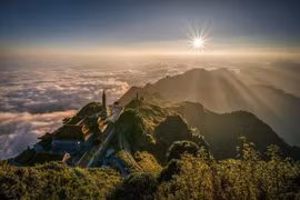 Las estructuras culturales espirituales en la cima del monte Fansipan en Sa Pa (Foto: Sun Group)