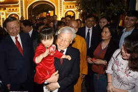 El secretario general Nguyen Phu Trong y los residentes de Hanoi en vísperas del Año Nuevo Lunar 2019. (Foto: VNA)