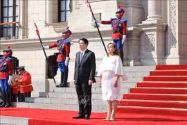 La presidenta de Perú, Dina Ercilia Boluarte Zegarra, encabeza la ceremonia de bienvenida a su homólogo vietnamita, Luong Cuong. (Foto: VNA)