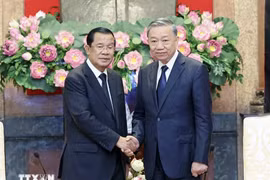 El presidente To Lam recibe al presidente del Partido Popular de Camboya y titular del Senado de Camboya, Samdech Hun Sen, el 25 de julio de 2024. (Foto: VNA)