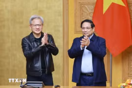 El primer ministro Pham Minh Chinh y el director ejecutivo Jensen Huang. (Foto: VNA)