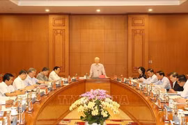 El secretario general Nguyen Phu Trong preside una reunión del Comité Directivo Central para la prevención y lucha contra la corrupción y negatividad. (Foto: VNA)
