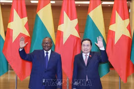 El presidente de la Asamblea Nacional de Vietnam, Tran Thanh Man, y el presidente de Guinea-Bissau, Umaro Sissoco Embaló, (Foto: VNA)