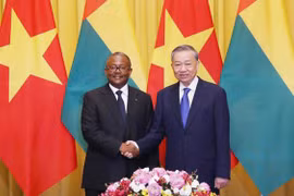 El secretario general del Partido Comunista y presidente de Vietnam, To Lam, y el presidente de Guinea-Bissau, Umaro Sissoco Embaló. (Foto: VNA)
