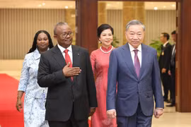 El secretario general del Partido Comunista y presidente de Vietnam, To Lam, preside el banquete en honor al presidente de Guinea-Bissau, Umaro Sissoco Embaló. (Foto: VNA)