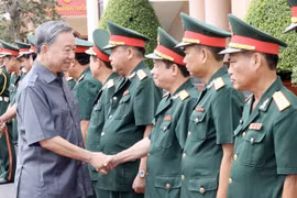 El presidente To Lam visita la brigada de ingenieros 25. (Foto: VNA)