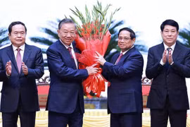 Felicitan al miembro del Buró Político y presidente, To Lam, por su elección como secretario general del Partido Comunista de Vietnam. (Foto: VNA)