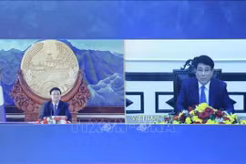 El presidente de Vietnam, Luong Cuong, y el secretario general del Partido Popular Revolucionario y presidente de Laos, Thongloun Sisoulith, mantienen conversaciones en línea.(Foto; VNA)