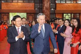 El secretario general del Partido Comunista y presidente de Vietnam, To Lam, y su homólogo laosiano Thongloun Sisoulith en el encuentro. (Foto: VNA)