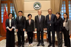 La cónsul general de Vietnam en Hong Kong y Macao, Le Duc Hanh, sostiene una reunión con el jefe ejecutivo de la Región Administrativa Especial de Macao (China), Ho Iat Seng, (Foto: VNA)