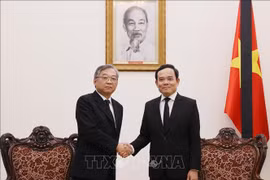 El viceprimer ministro vietnamita Tran Luu Quang recibe a su homólogo de Singapur, Gan Kim Yong, (Foto: VNA)