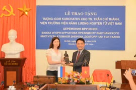 El doctor Tran Chi Thanh tiene el honor de ser la primera persona en el sudeste asiático en recibir la estatua del académico Igor Kurchatov por su contribución y promoción del desarrollo de la industria de la energía nuclear. (Foto: www.most.gov.vn)