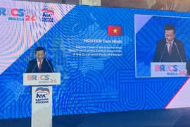 El subjefe de la Comisión de Relaciones Exteriores del Partido Comunista de Vietnam, Nguyen Minh Tam, habla en el foro. (Foto: VNA)