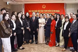 El presidente de la Asamblea Nacional, Tran Thanh Man, se reúne con la comunidad de connacionales en Japón. (Foto: VNA)