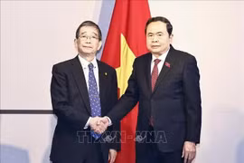 El presidente de la Asamblea Nacional, Tran Thanh Man, y el presidente de la Asociación de Amistad Nagasaki-Vietnam, Tomioka Tsutomu. (Foto: VNA)
