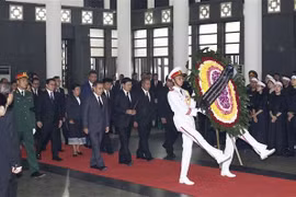 Delegaciones extranjeras rinden tributo a Do Muoi, exsecretario general del Partido Comunista de Vietnam 