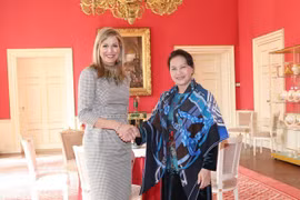 Presidenta del Parlamento de Vietnam continúa actividades en Países Bajos
