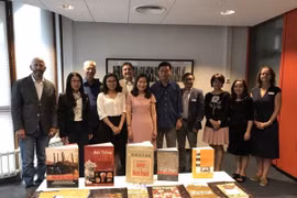Entregan libros y películas sobre Vietnam a la Universidad de Leiden