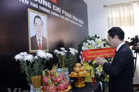 Dirigentes laosianos rinden tributo a Phan Van Khai 