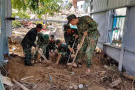 Premier de Vietnam pide acelerar mitigación de secuelas del tifón Toraji 