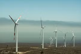 Proponen invertir 12 mil millones de dólares en proyecto de energía eólica en Vietnam