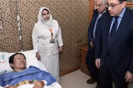 Premier egipcio visita a vietnamitas heridos por explosión de autobús en Giza