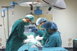 Unen manos para elevar calidad de tratamiento de enfermedades raras en Vietnam 