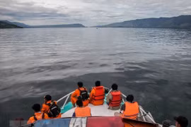 Indonesia localiza barco naufragado en lago Toba